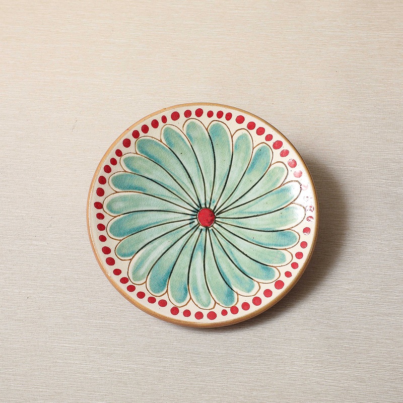 Daisy pattern plate
