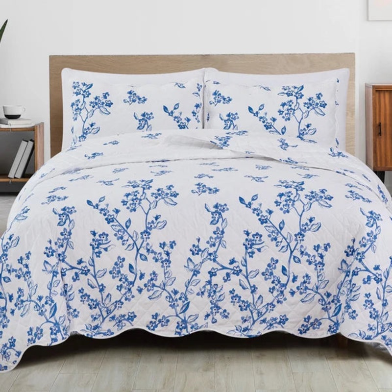 Coastal Floral Blue And White Quilt Set With Scalloped Edges – Lightweight Microfiber